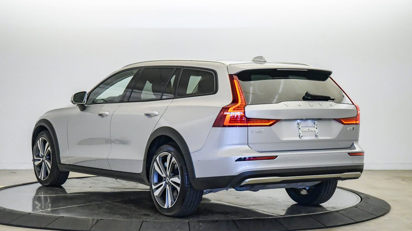 Certified 2025 Volvo V60 B5 Cross Country Plus image 2