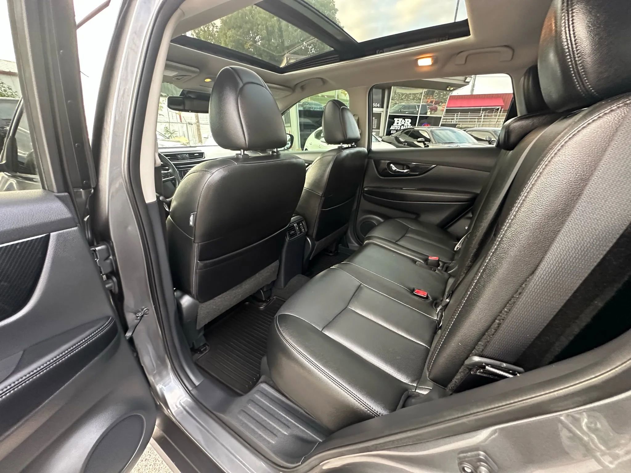 Used 2018 Nissan Rogue SL w/ Premium Package image 11