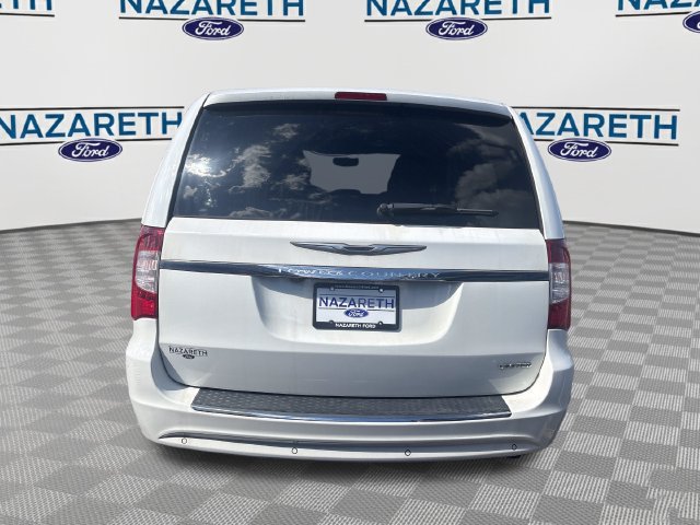 Used 2016 Chrysler Town & Country Limited FWD image 6