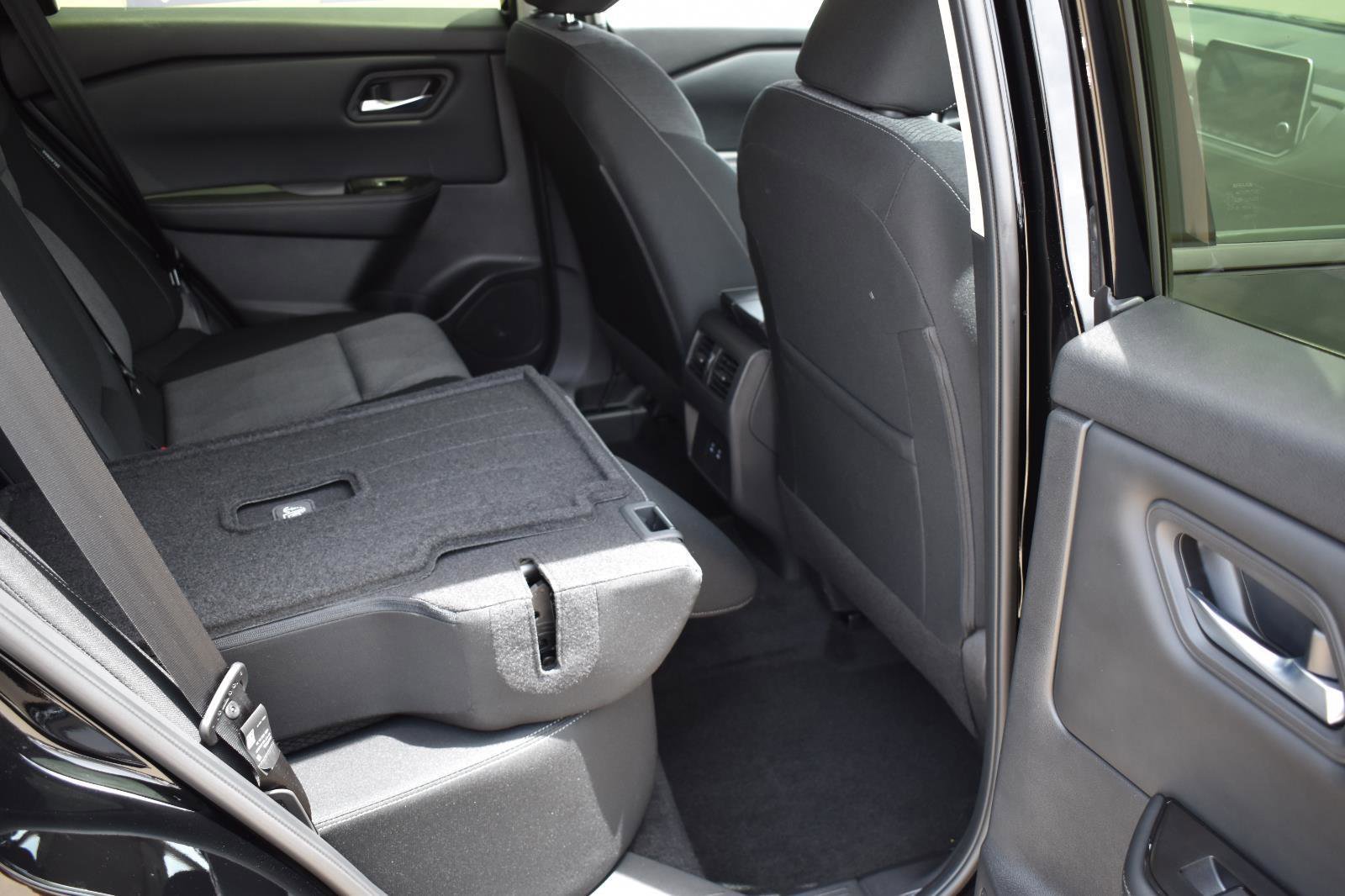 Used 2025 Nissan Rogue SV FWD image 16
