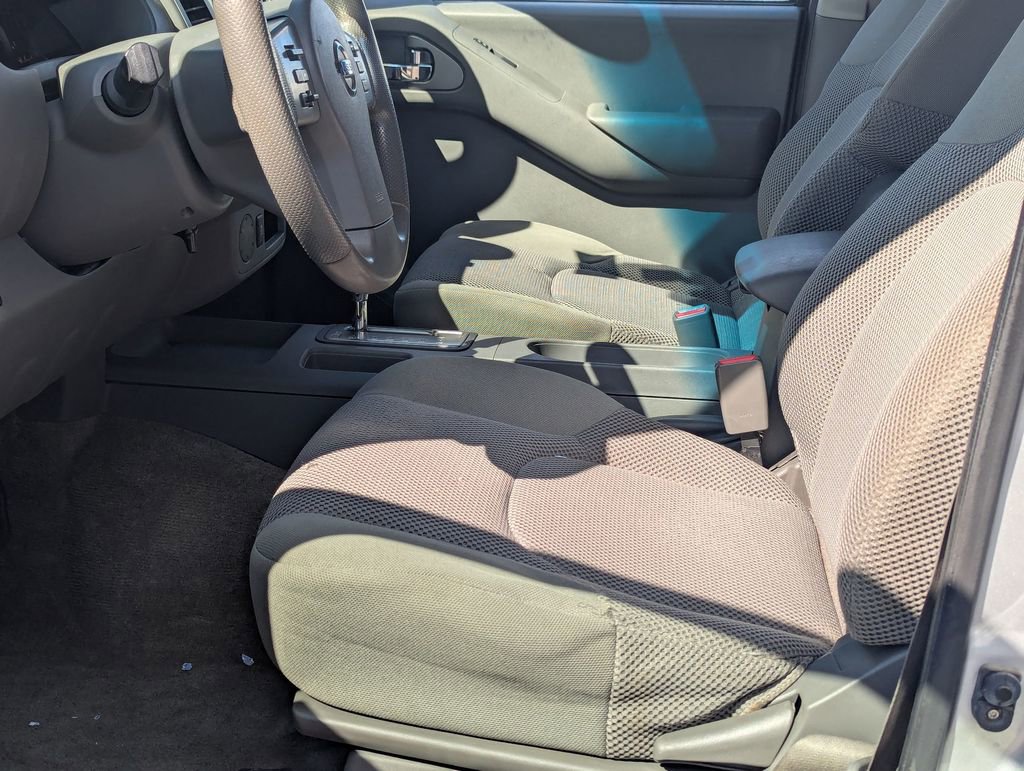 Used 2013 Nissan Frontier SV image 11