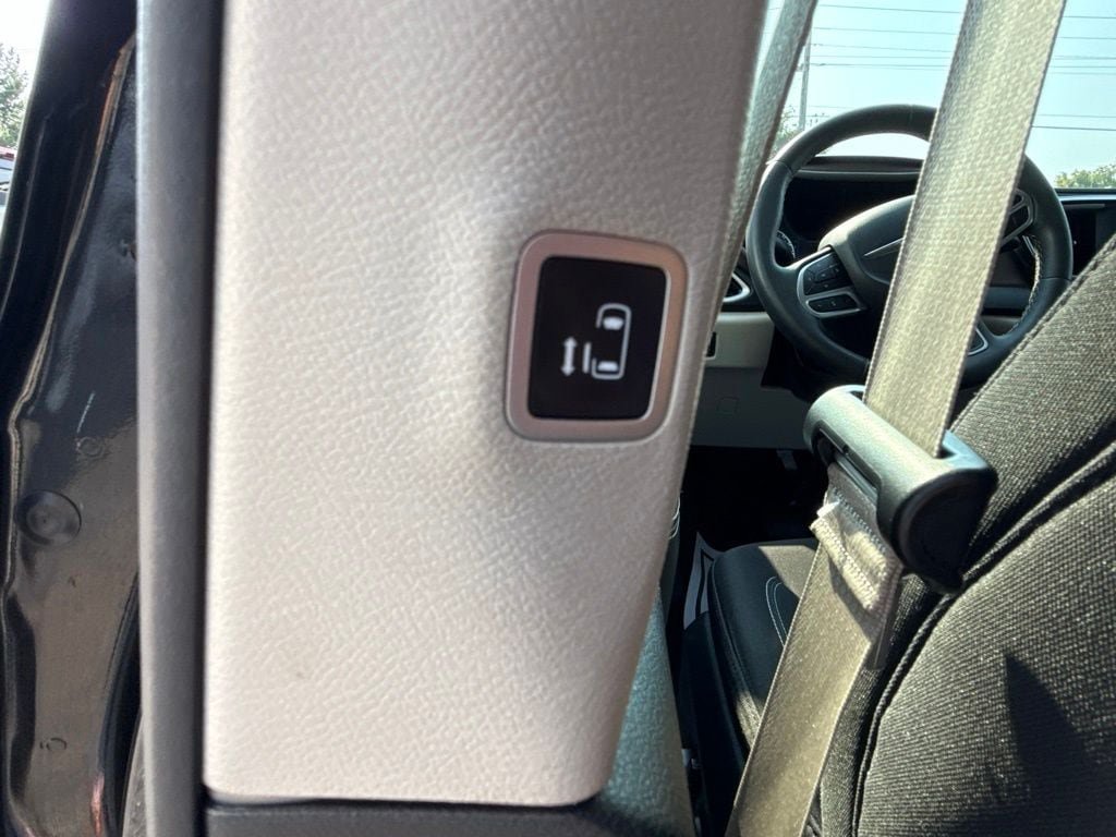 Used 2023 Chrysler Voyager LX FWD image 16