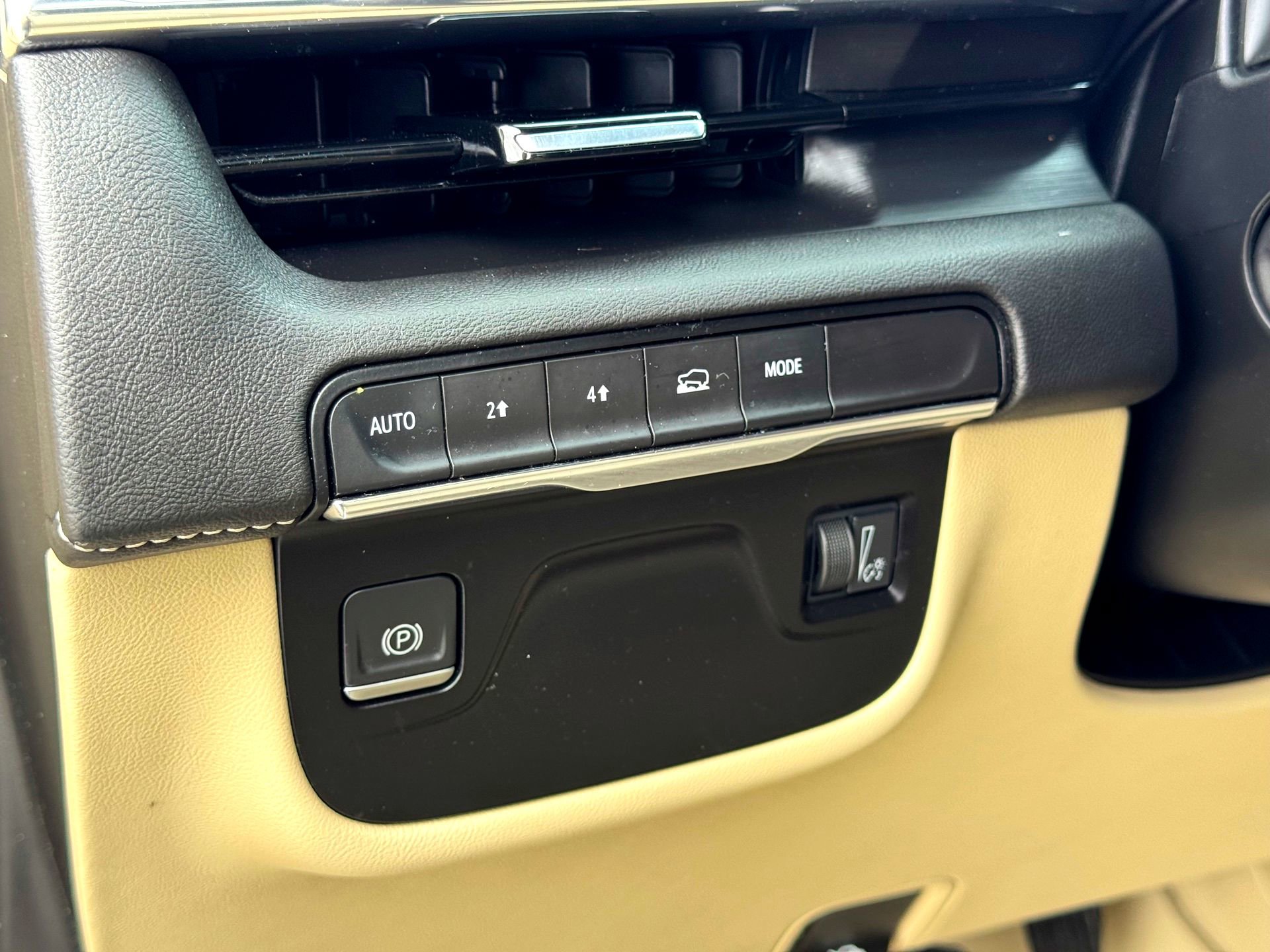 Used 2023 Cadillac Escalade Premium Luxury image 16