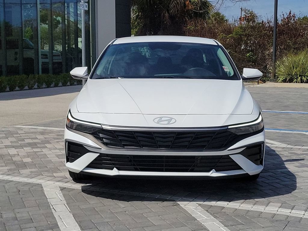 Used 2025 Hyundai Elantra Blue image 8