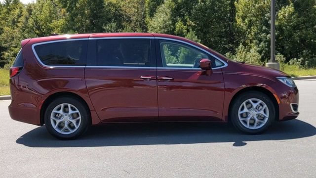 Used 2018 Chrysler Pacifica Touring Plus w/ Tire & Wheel Group FWD image 5