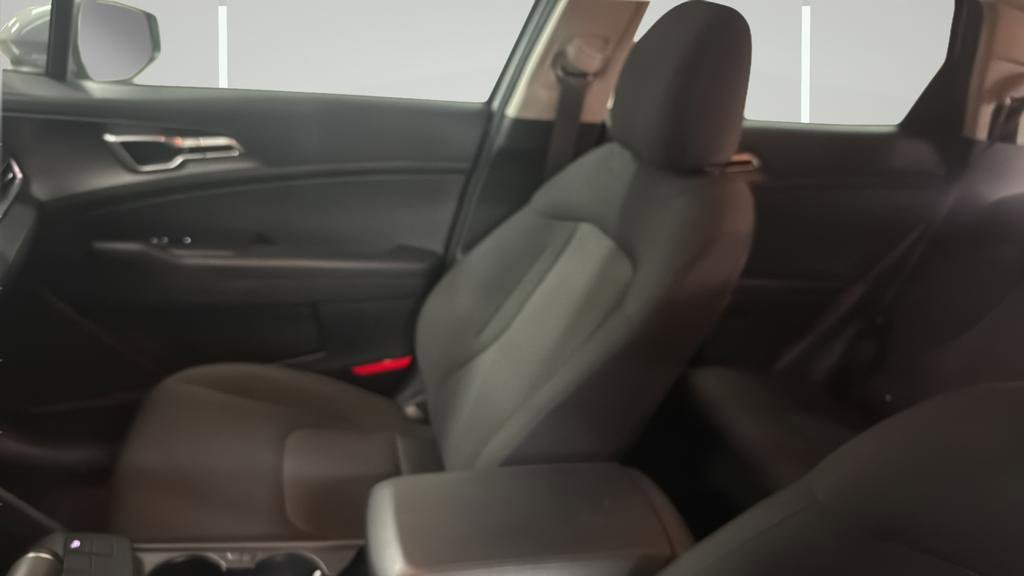 Used 2025 Kia Sportage LX image 29