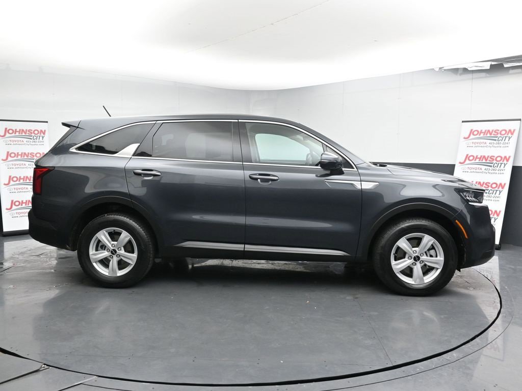Used 2023 Kia Sorento LX image 9