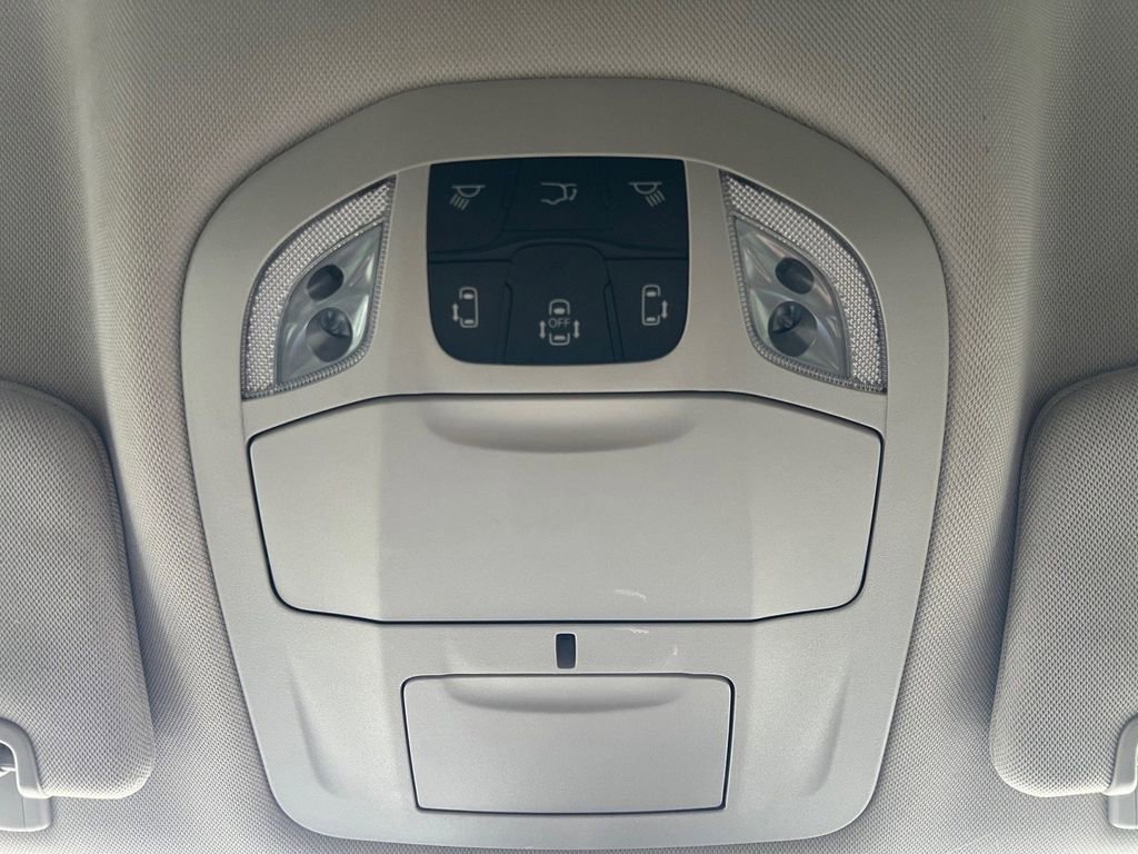Used 2024 Chrysler Pacifica Select FWD image 38