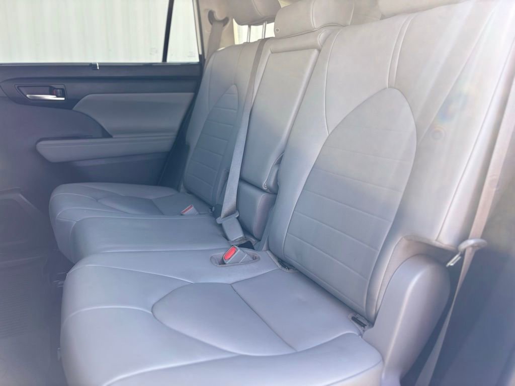 Used 2020 Toyota Highlander XLE image 19