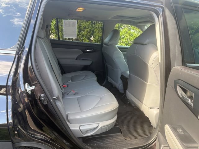 Used 2021 Toyota Highlander XLE AWD/4WD image 24