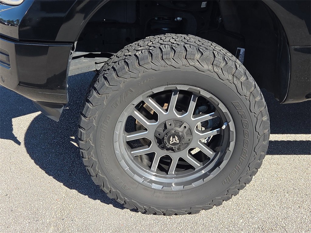 Used 2021 Nissan Titan SV w/ SV Convenience Package image 12