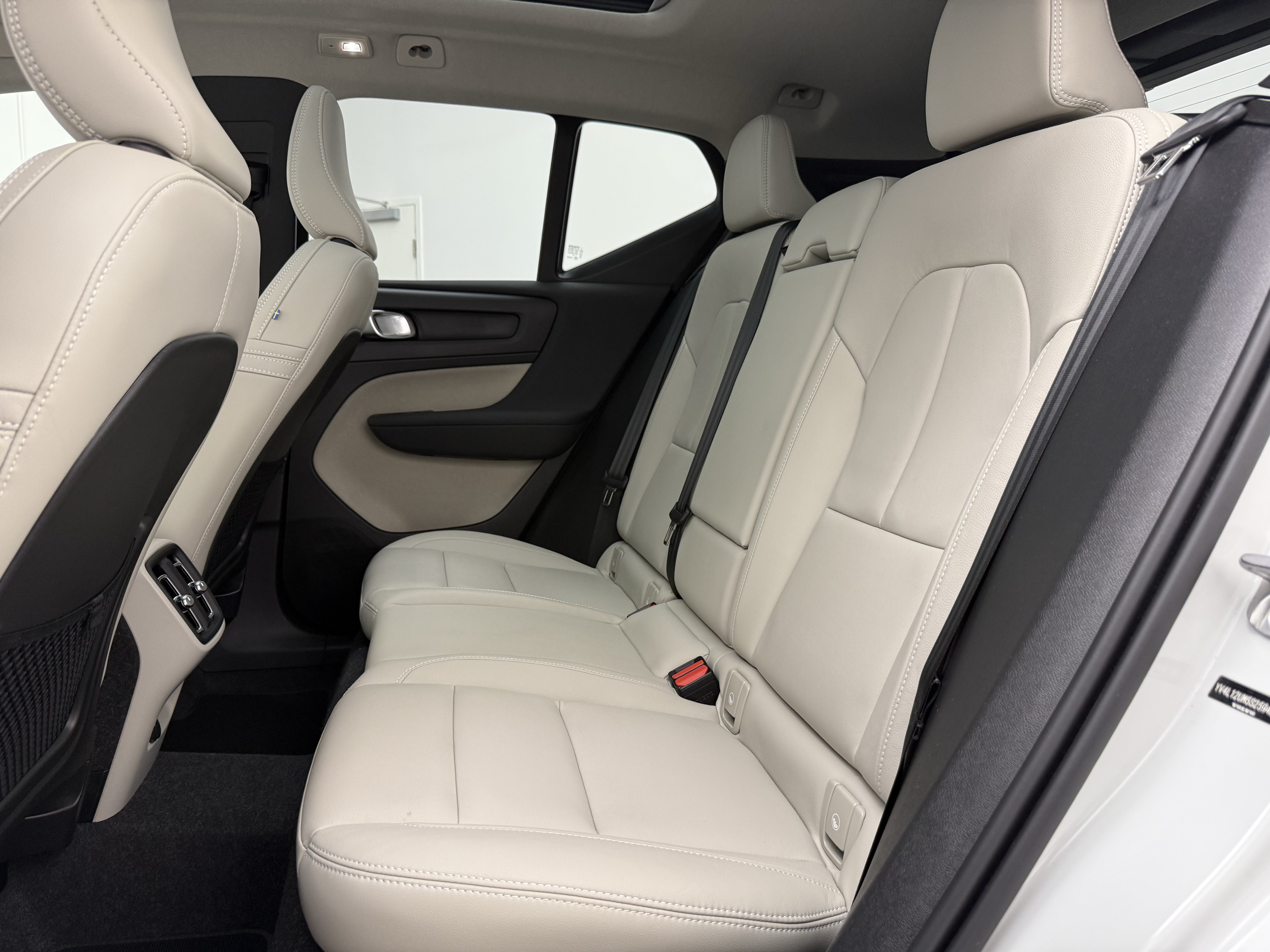 Certified 2025 Volvo XC40 B5 Ultra AWD/4WD image 27