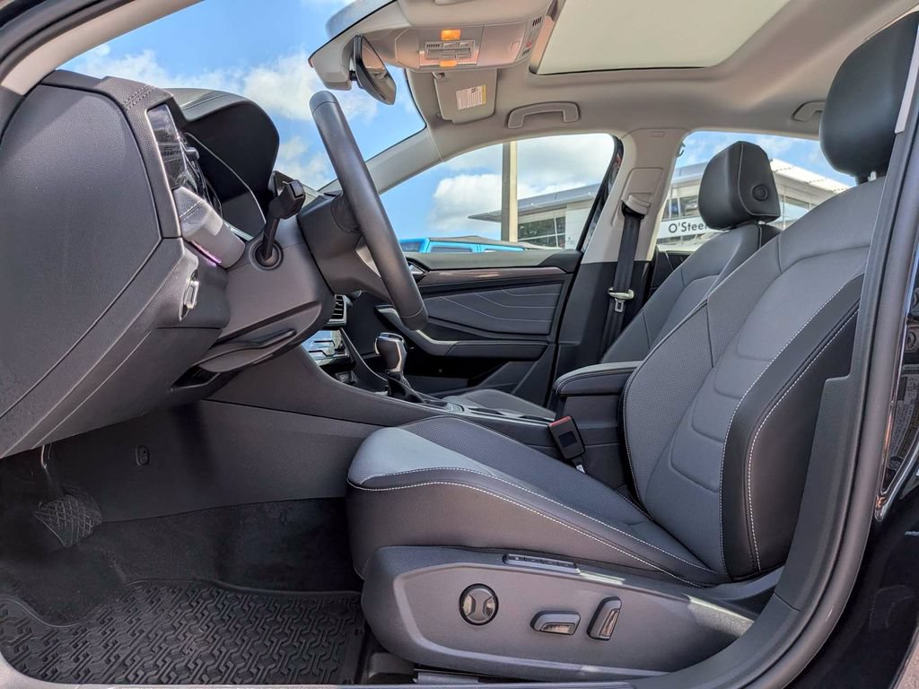 Used 2026 Volkswagen Jetta SEL FWD image 2