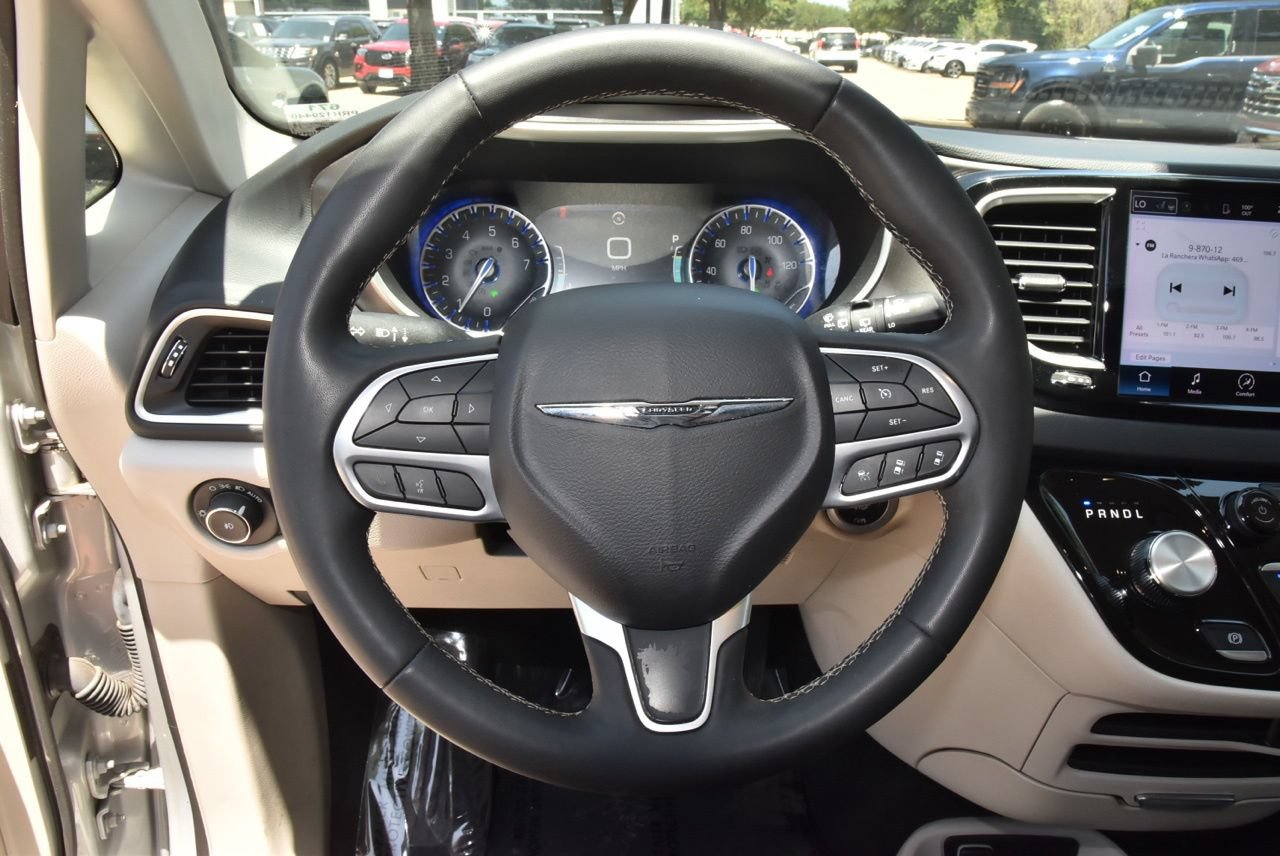 Used 2024 Chrysler Pacifica Touring-L FWD image 24