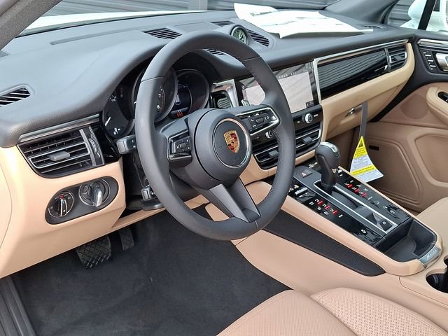 Certified 2026 Porsche Macan AWD/4WD image 4