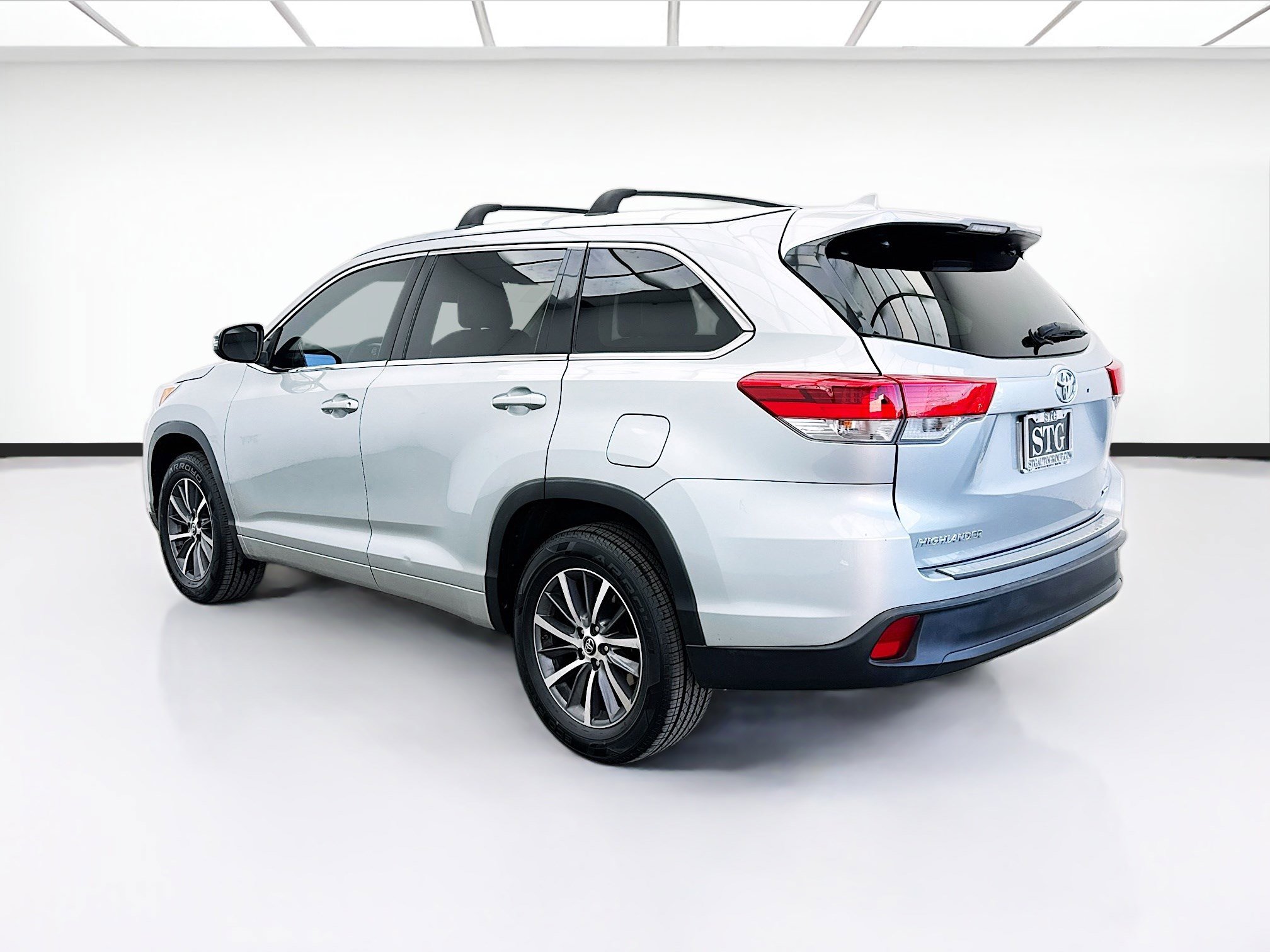 Used 2017 Toyota Highlander XLE w/ Carpet Mat Package FWD image 6