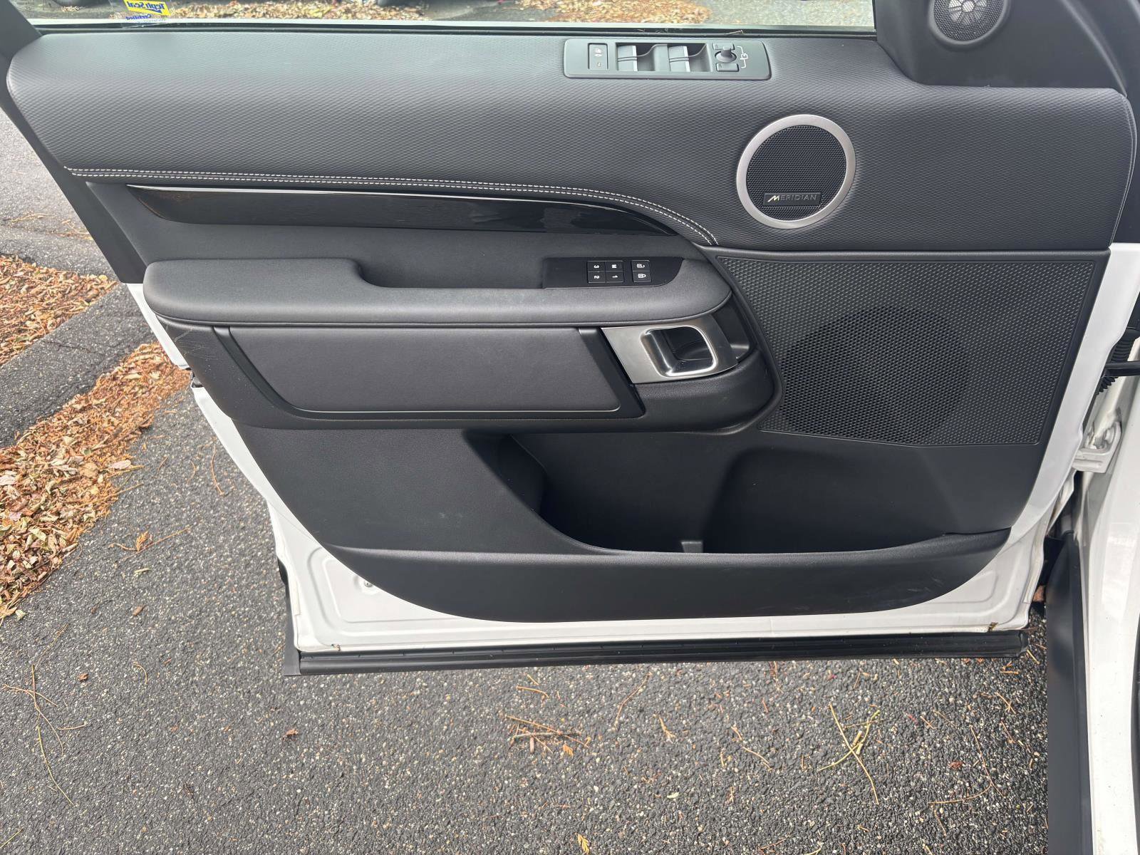 Used 2023 Land Rover Discovery S R-Dynamic image 16