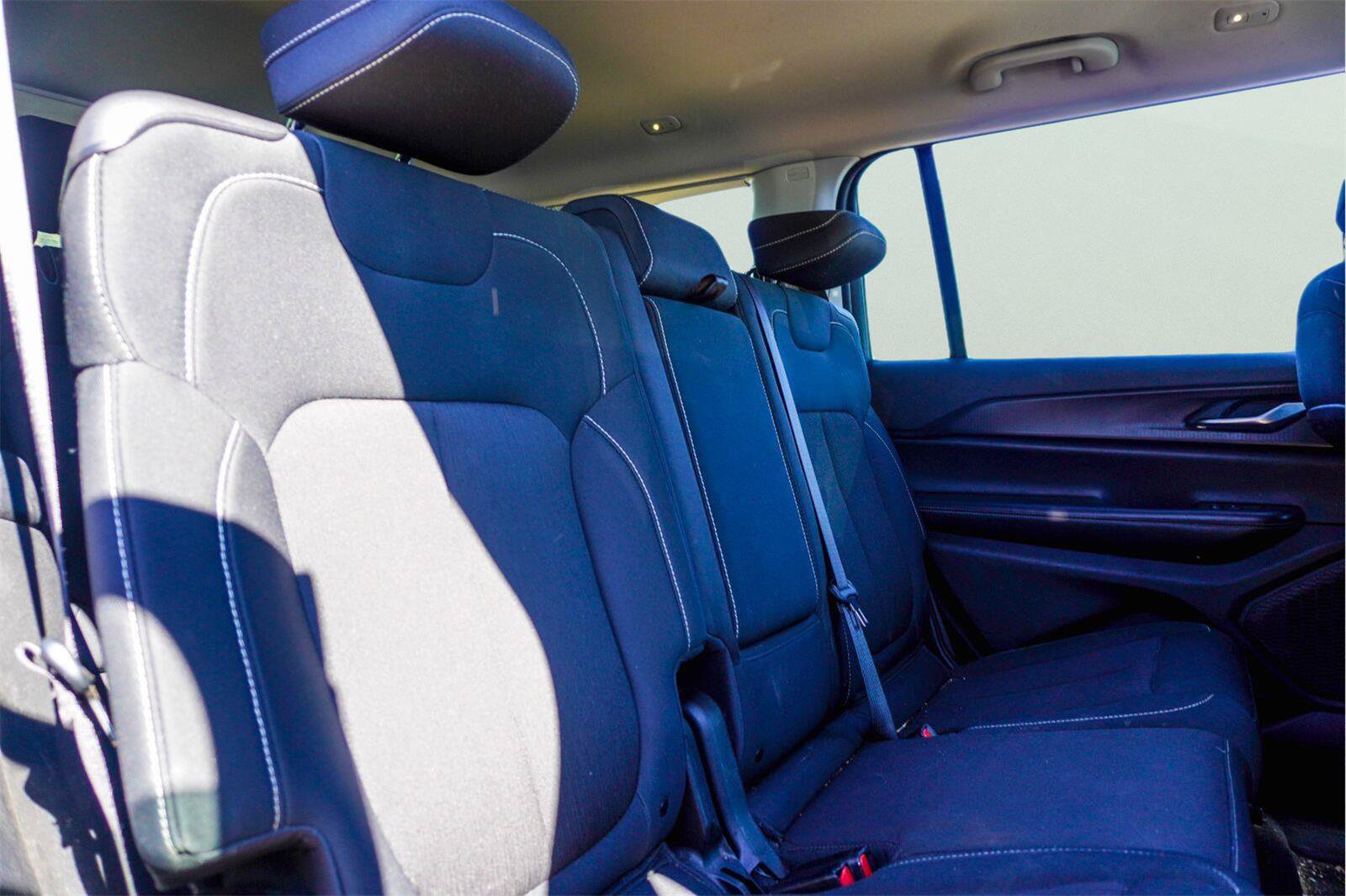 Used 2024 Jeep Grand Cherokee L Laredo RWD image 10
