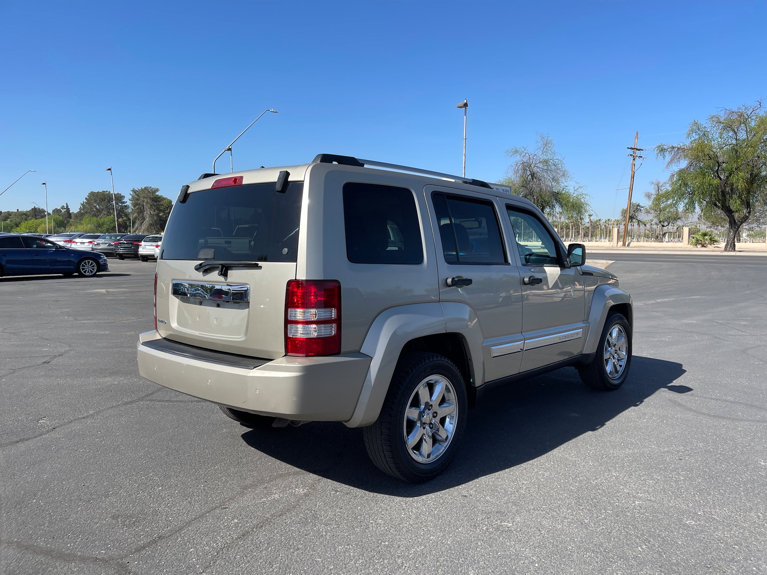 Used 2010 Jeep Liberty Limited w/ Tire & Wheel Group RWD image 5