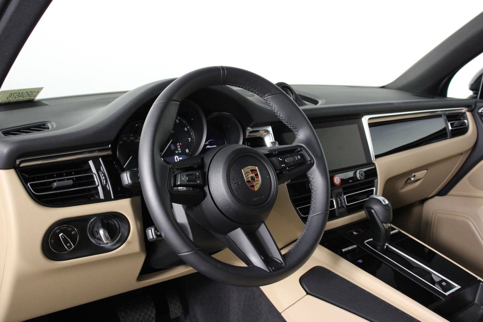 Certified 2025 Porsche Macan image 4
