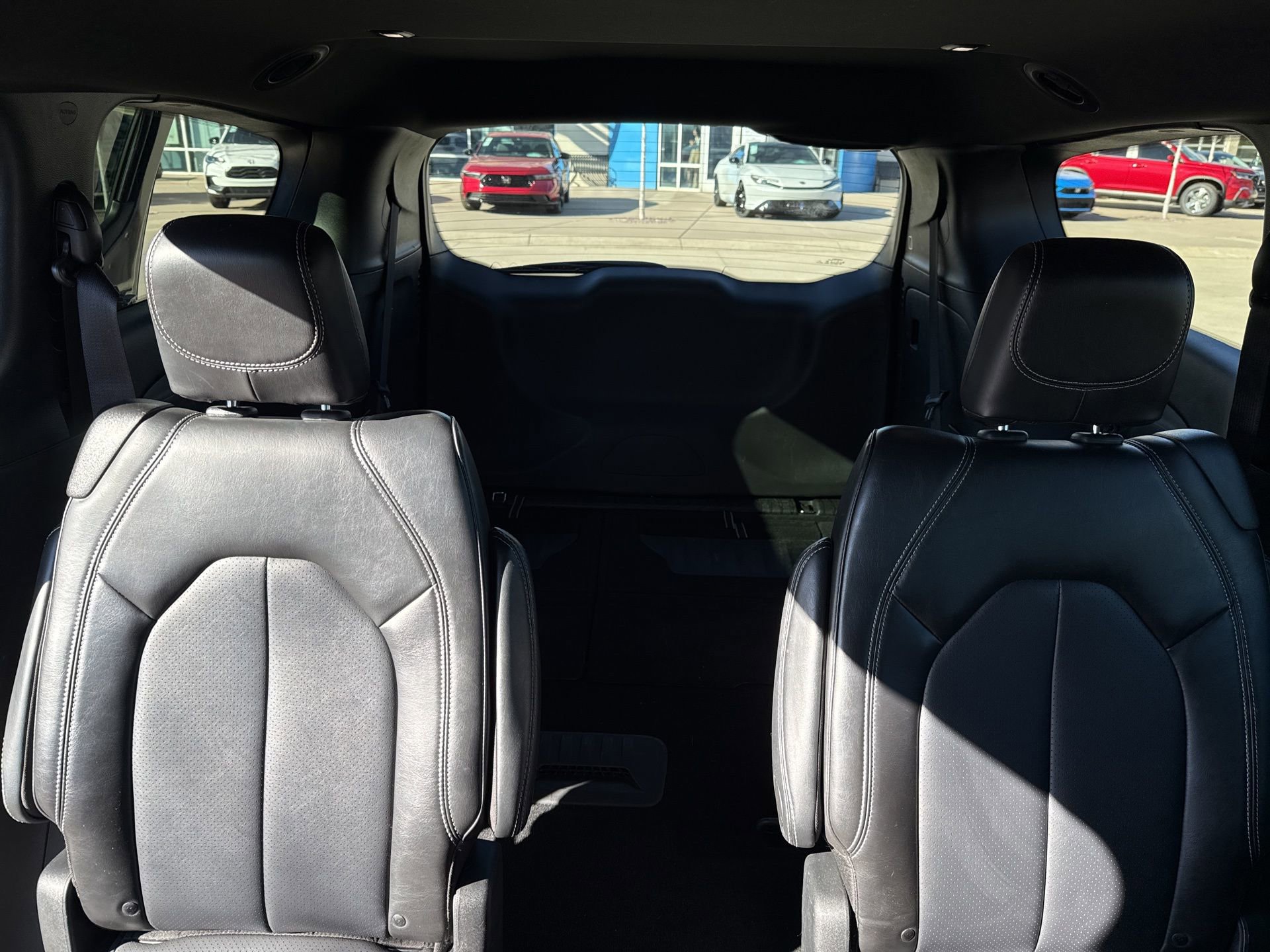 Used 2025 Chrysler Pacifica Select image 32