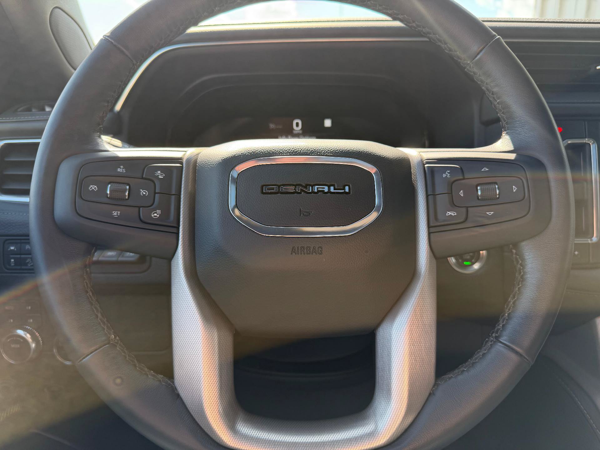 Used 2022 GMC Yukon Denali AWD/4WD image 12