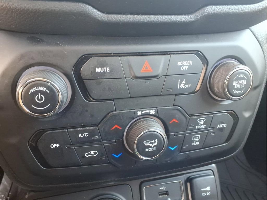 Used 2023 Jeep Renegade Latitude AWD/4WD image 9