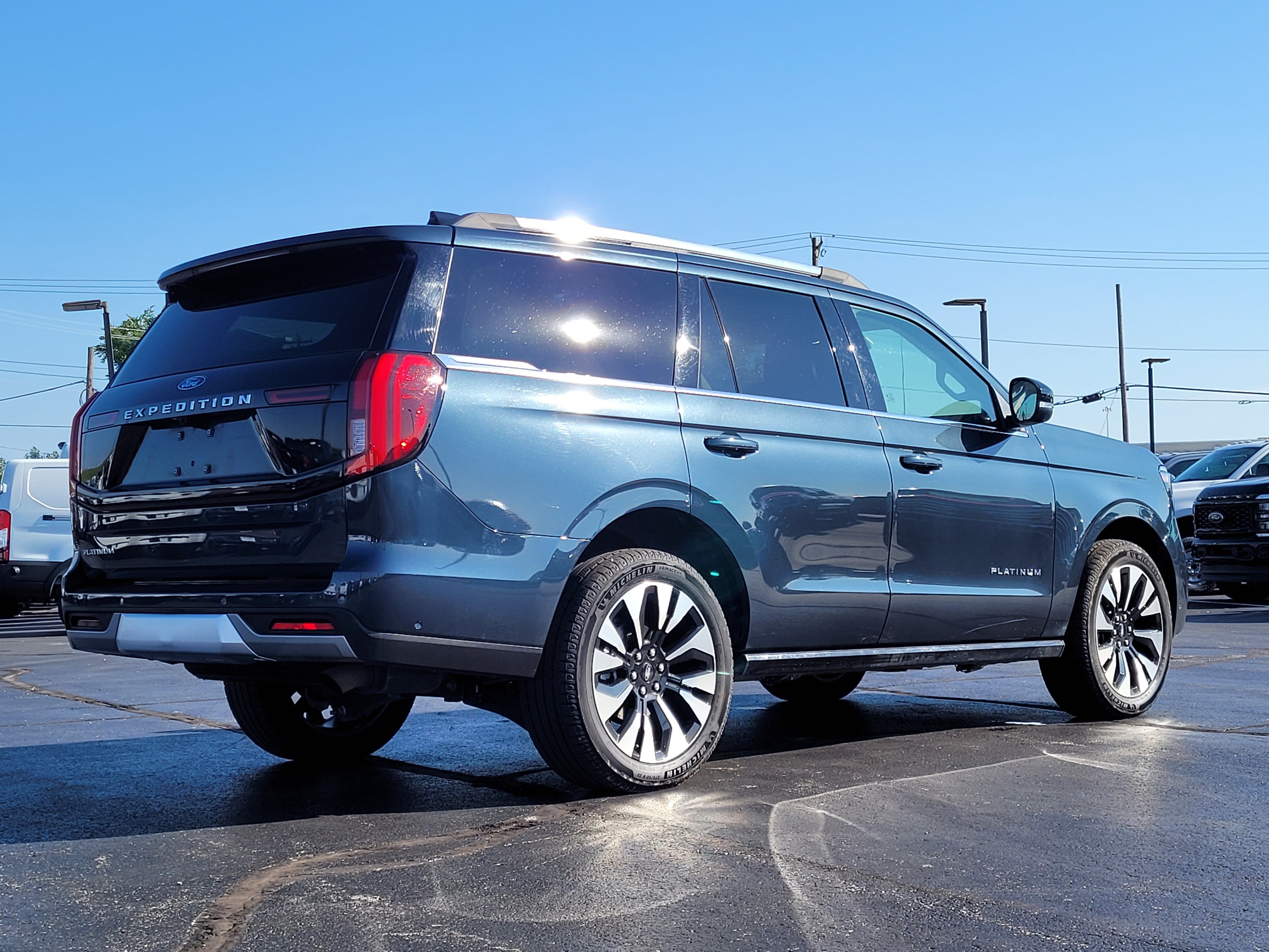 Used 2025 Ford Expedition Platinum w/ Driver's Package AWD/4WD image 4