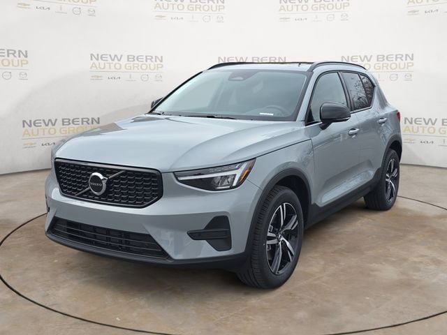 New 2026 Volvo XC40 B5 Core w/ Climate Package