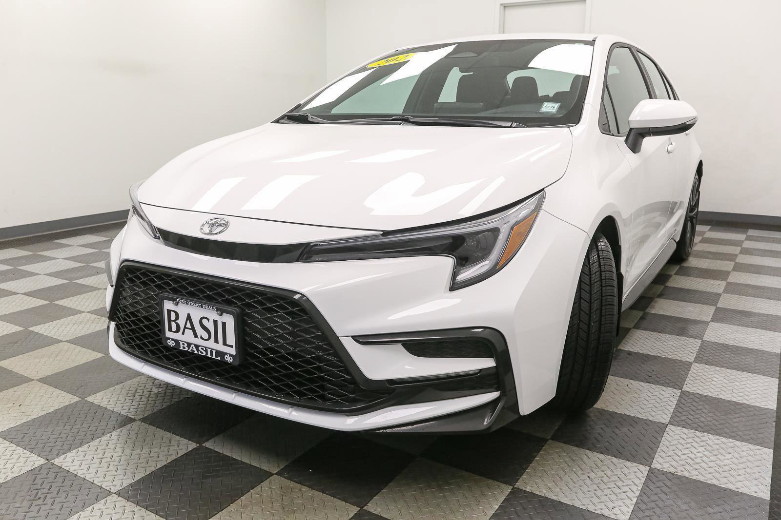 Used 2023 Toyota Corolla SE w/ Carpet Mat Package (TMS) FWD image 4