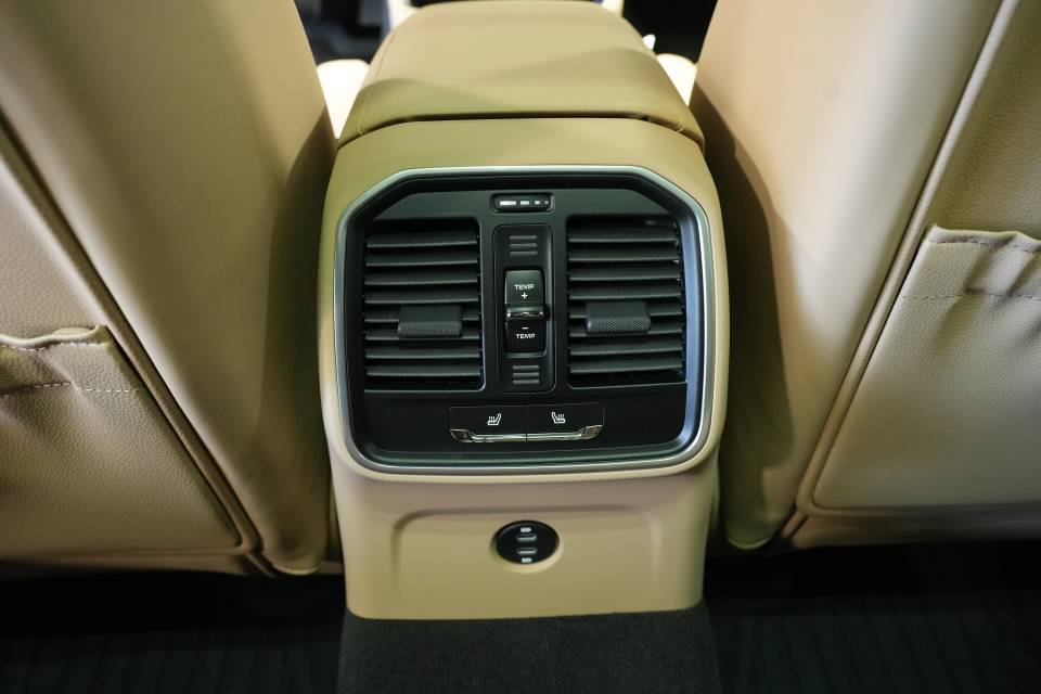 Certified 2026 Porsche Macan AWD/4WD image 26