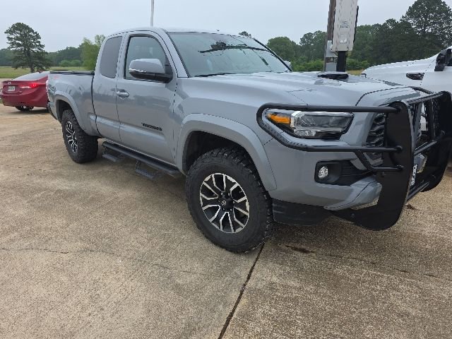 Used 2020 Toyota Tacoma TRD Sport w/ TRD Premium Sport Package AWD/4WD image 3