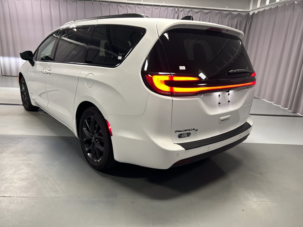 Used 2026 Chrysler Pacifica Select w/ S Appearance Package FWD image 5