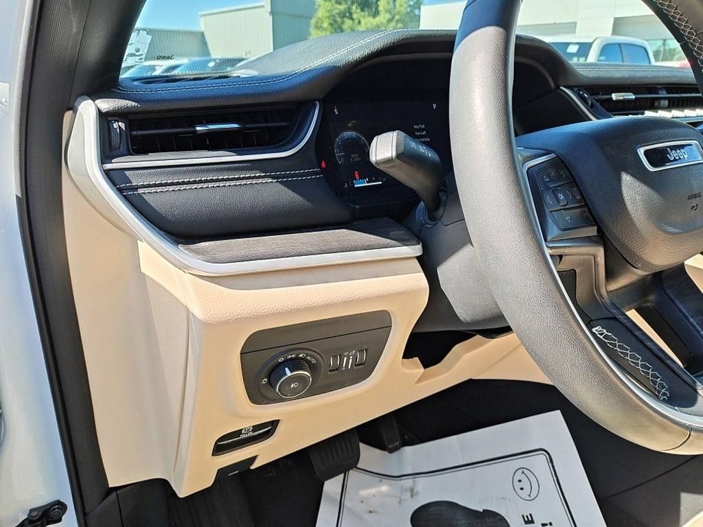 Used 2023 Jeep Grand Cherokee L Limited AWD/4WD image 19