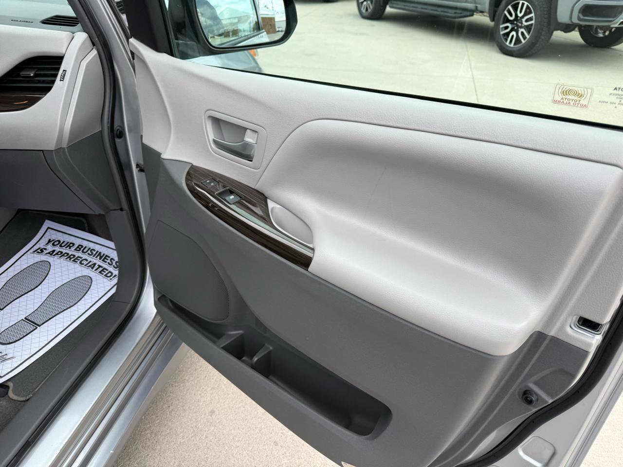 Used 2018 Toyota Sienna XLE w/ Entertainment Package FWD image 16