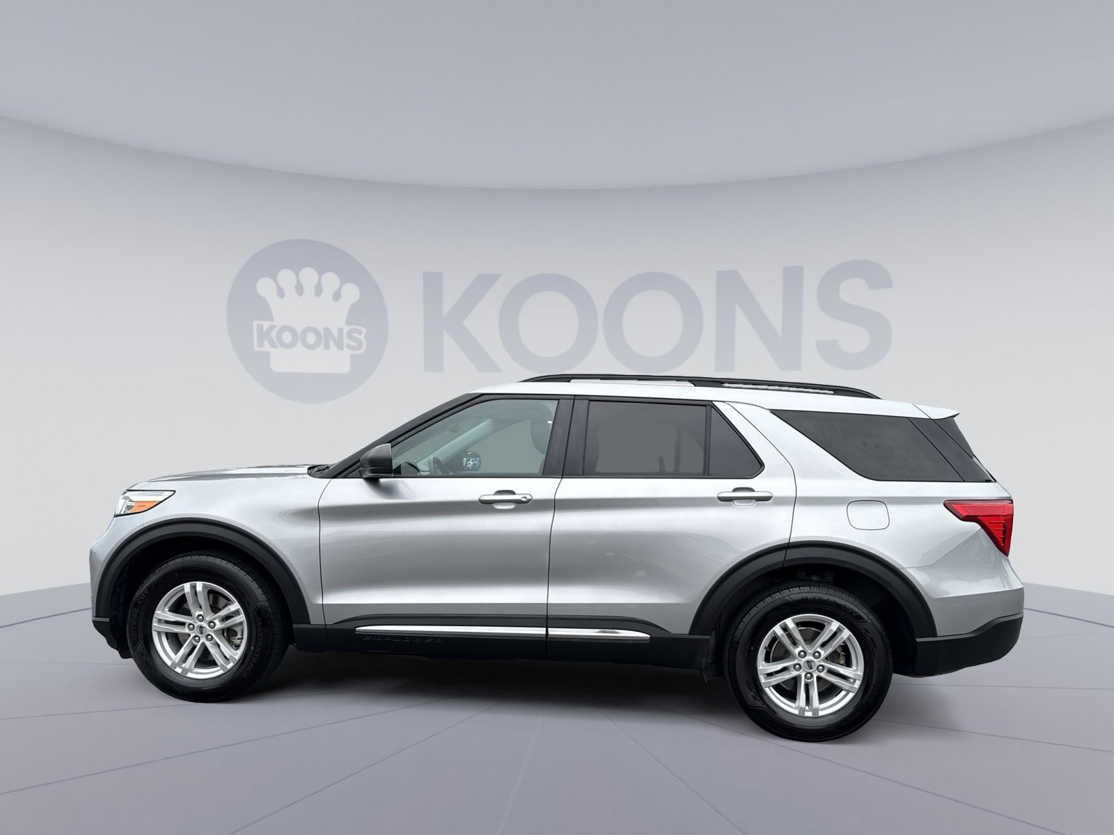 Used 2021 Ford Explorer XLT AWD/4WD image 2