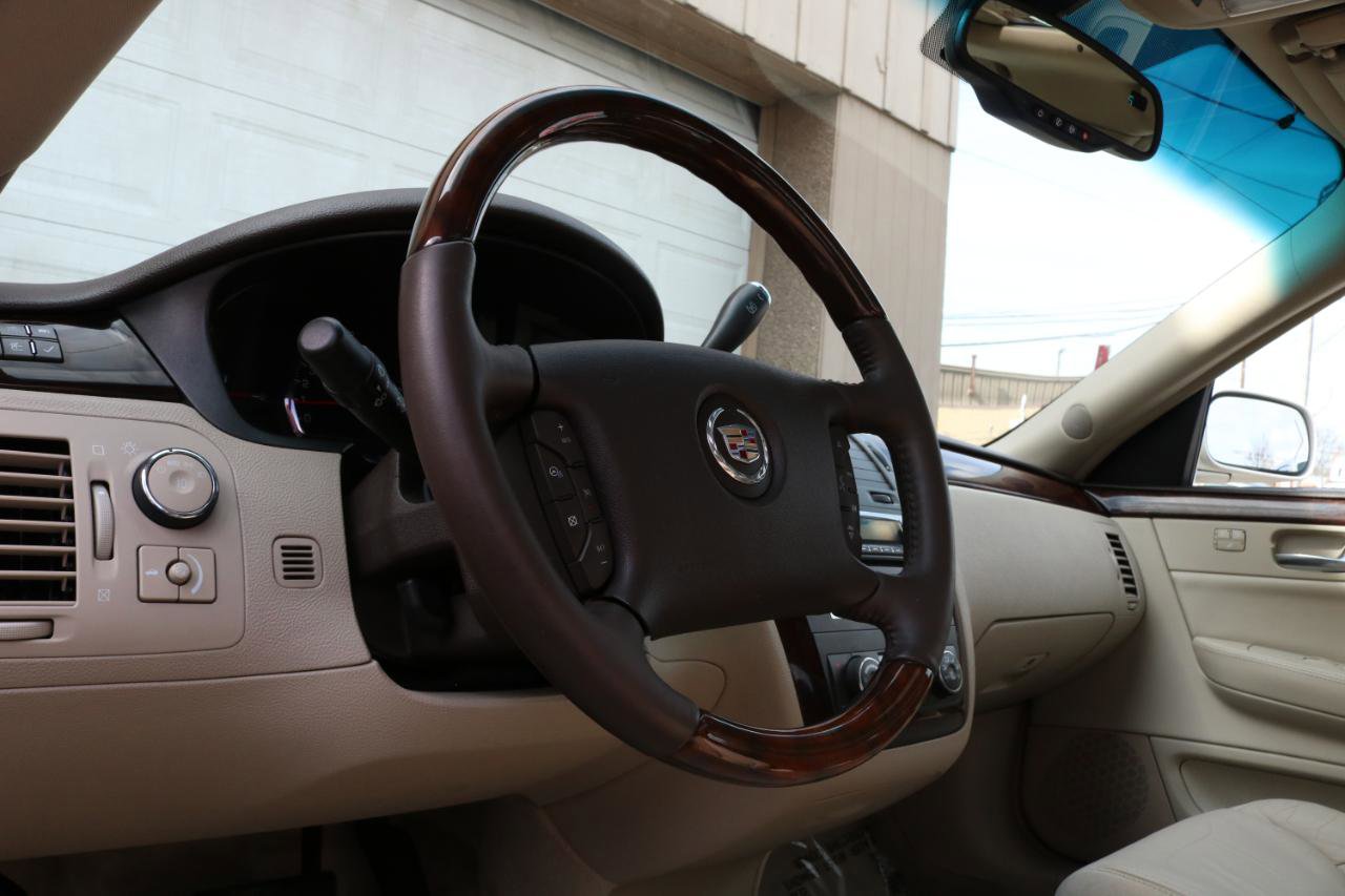 Used 2009 Cadillac DTS w/ Sun And Sound Package image 25