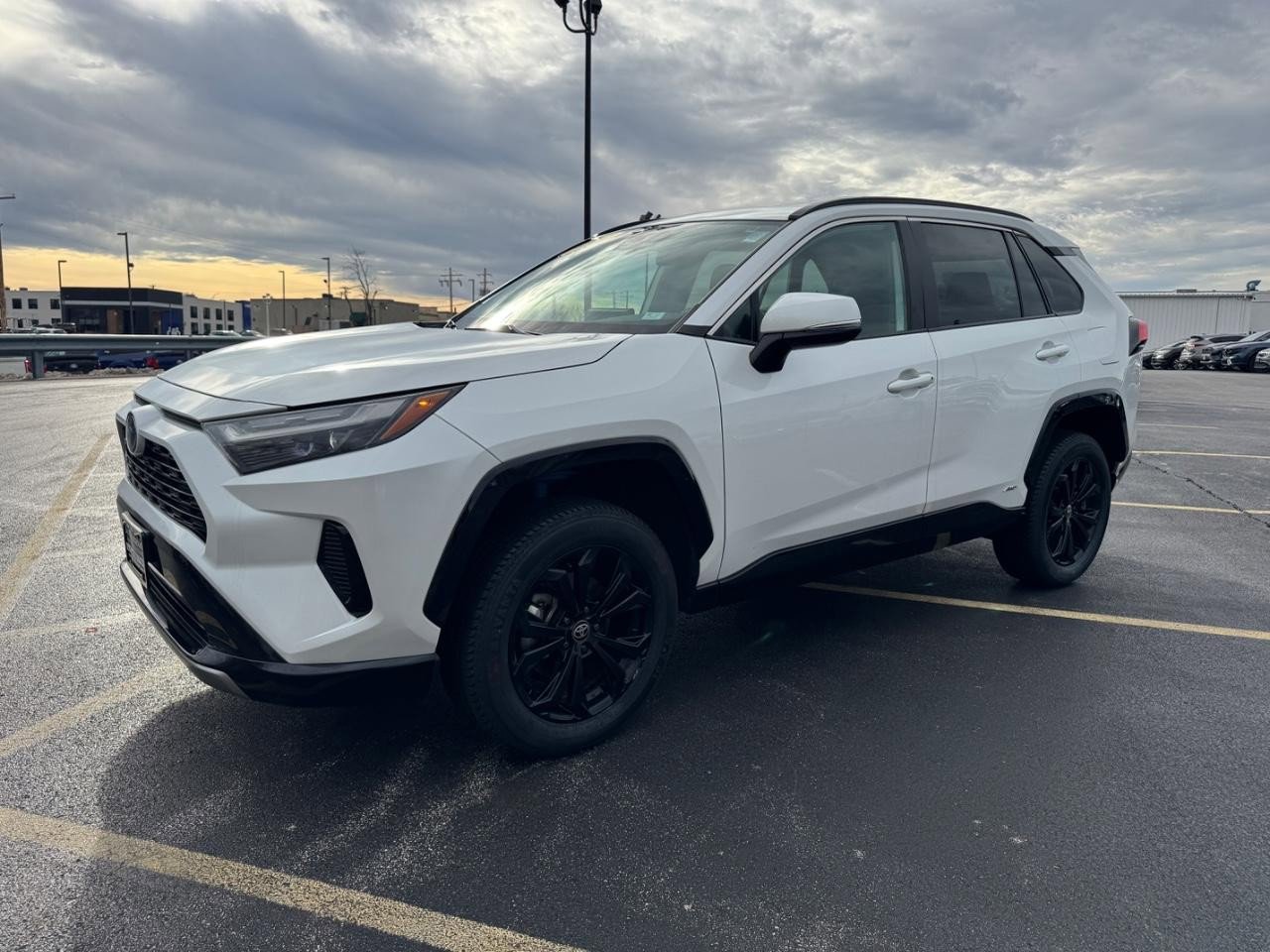 Used 2023 Toyota RAV4 SE image 9