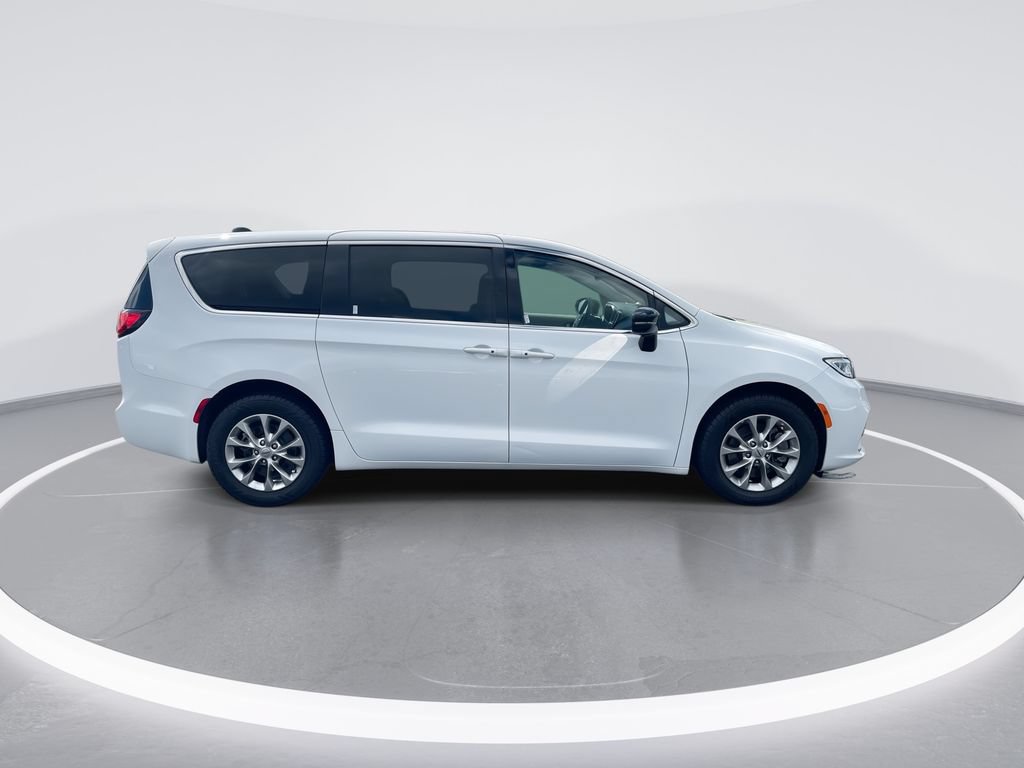 Used 2024 Chrysler Pacifica Touring-L AWD/4WD image 9