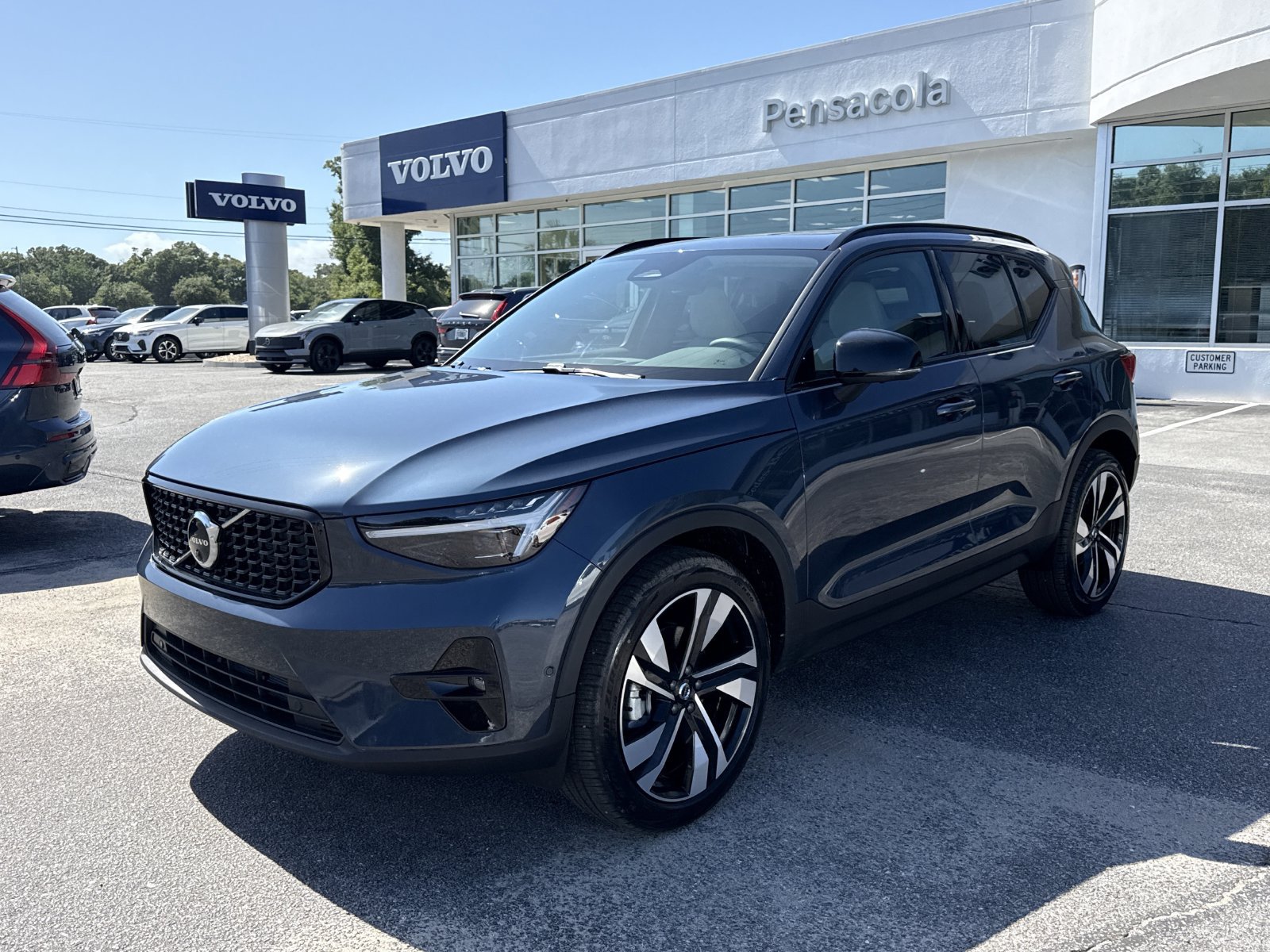 New 2026 Volvo XC40 B5 Ultra w/ Climate Package