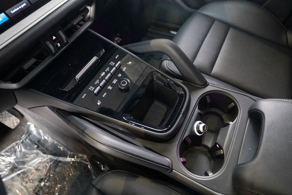 Certified 2025 Porsche Cayenne image 23