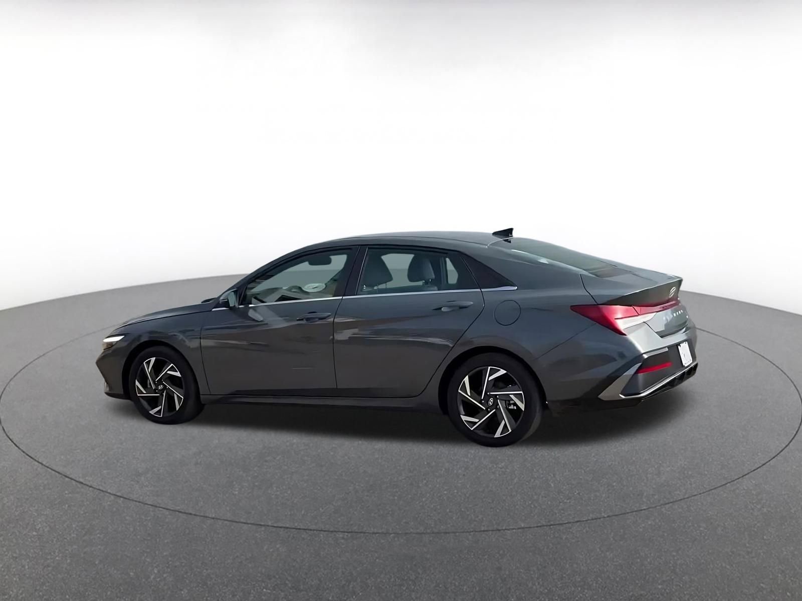 Used 2025 Hyundai Elantra Limited FWD image 10