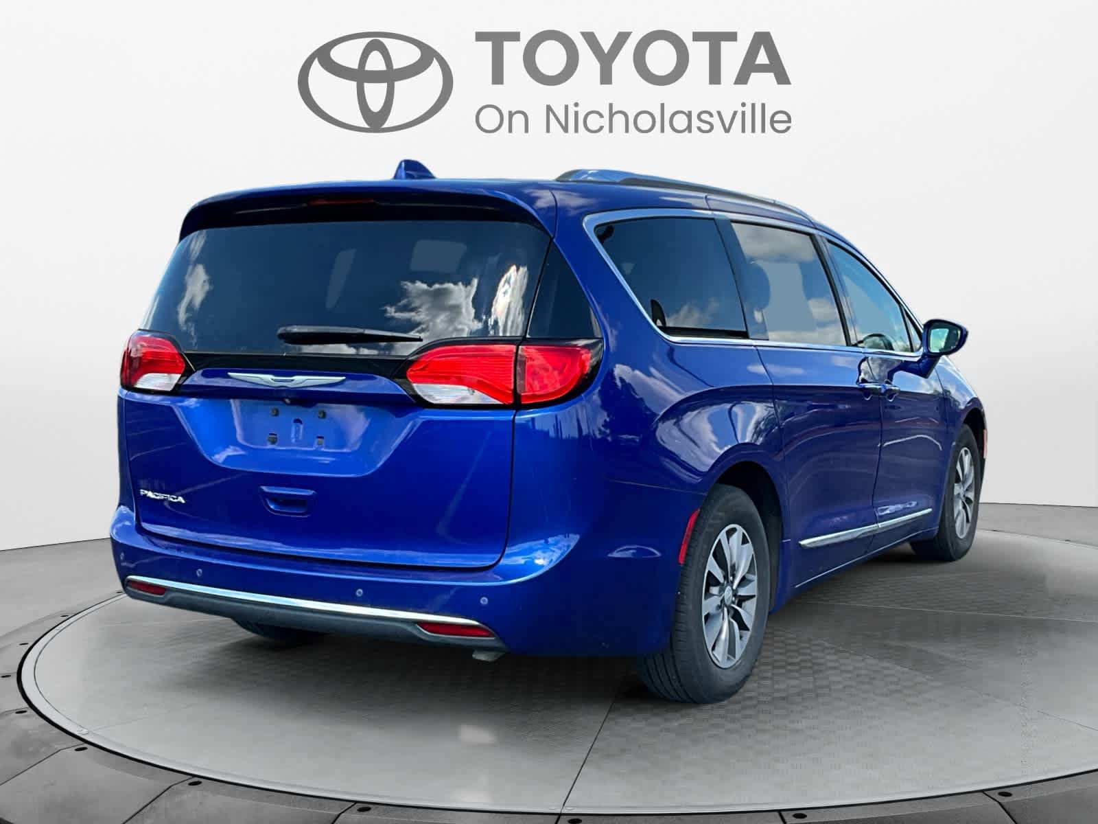 Used 2019 Chrysler Pacifica Touring-L Plus FWD image 5