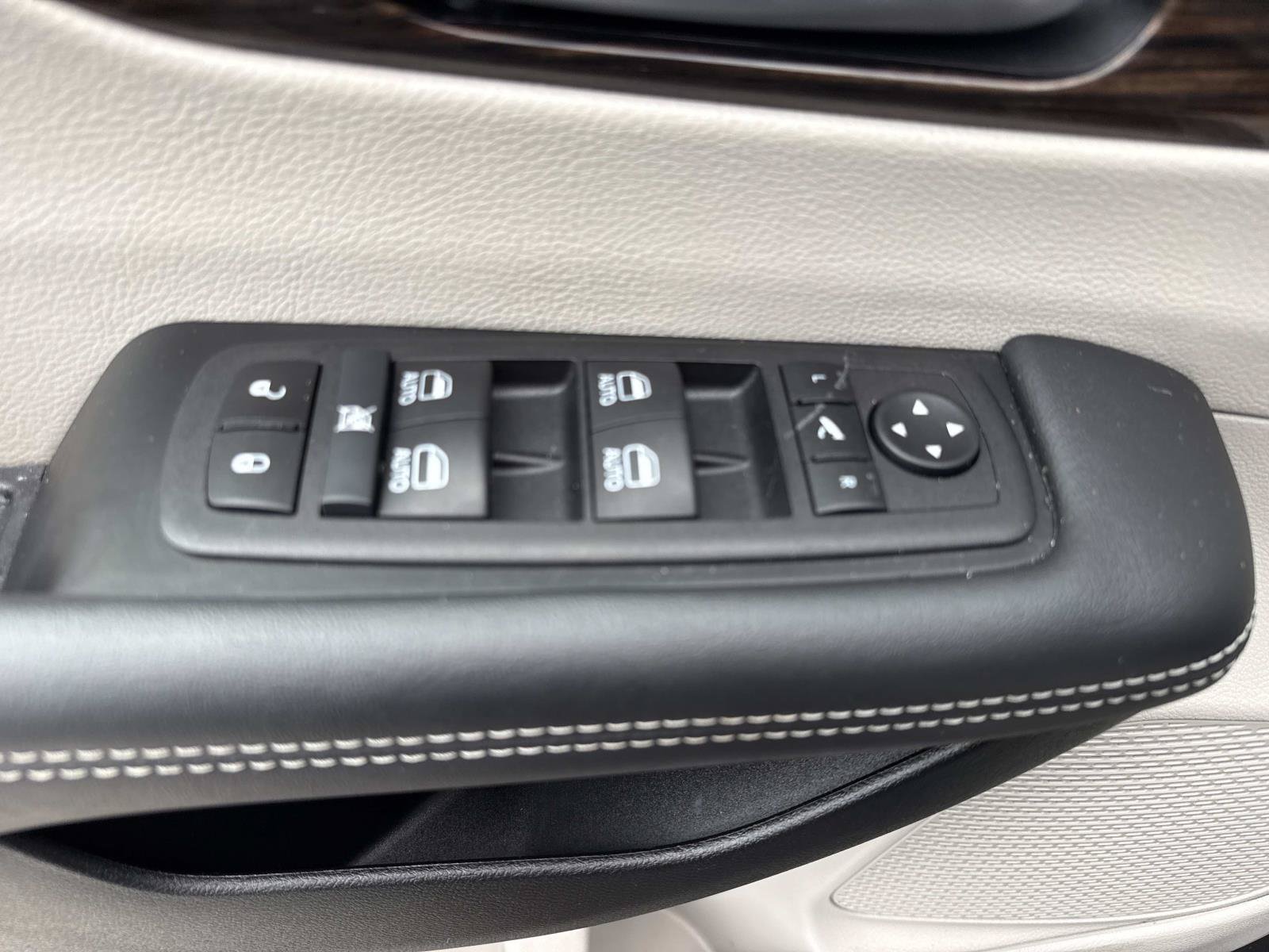 Used 2024 Chrysler Pacifica Limited FWD image 19