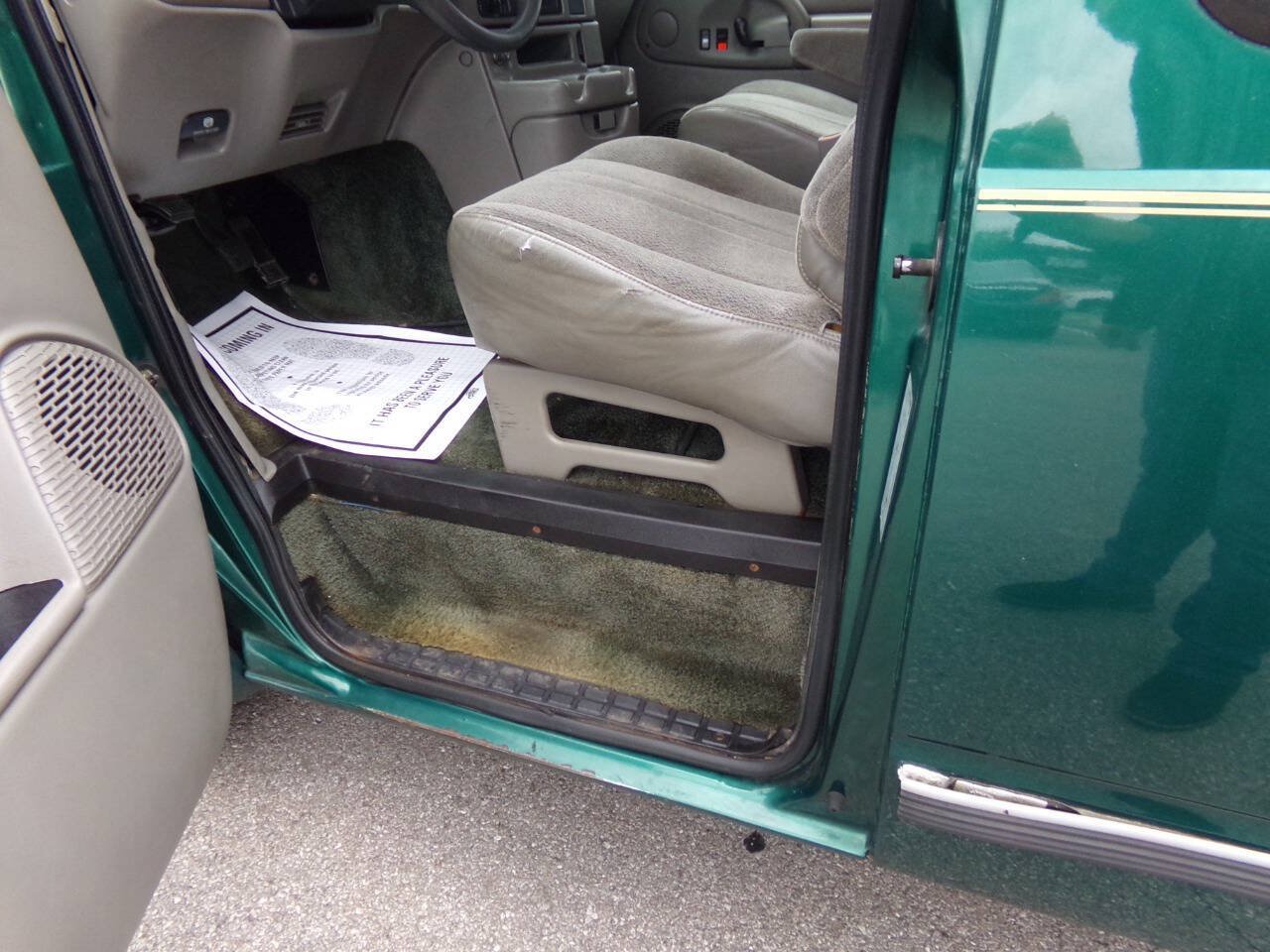 Used 1998 Chevrolet Astro w/ Convenience Group RWD image 11