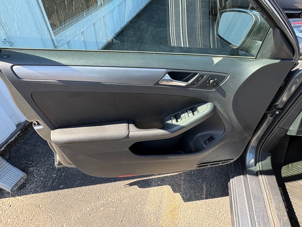 Used 2016 Volkswagen Jetta Sport image 8