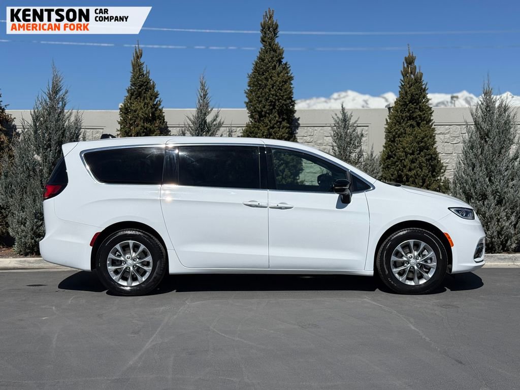 Used 2026 Chrysler Pacifica Limited image 11