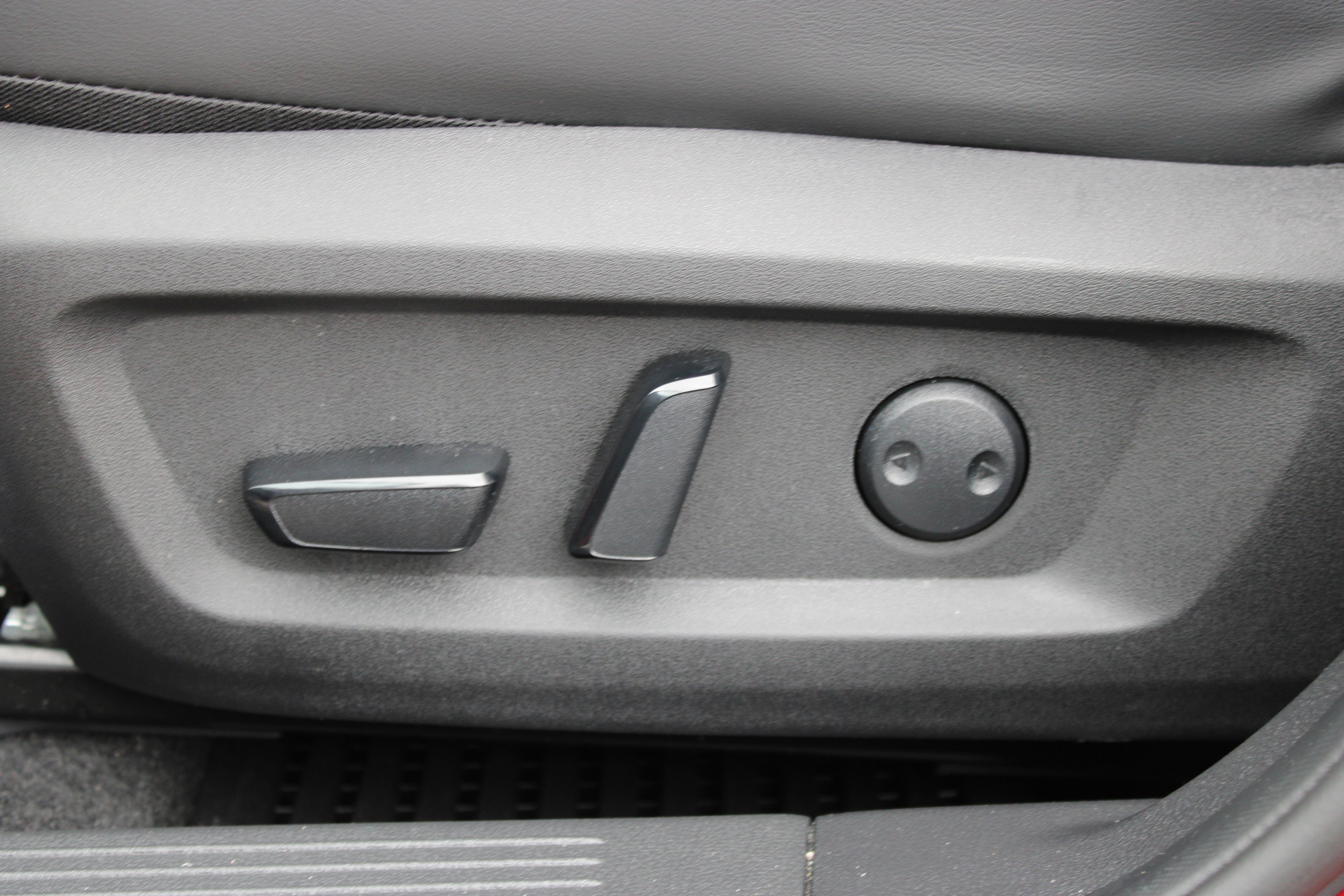 Certified 2025 Nissan Rogue Platinum w/ Tech Package image 34