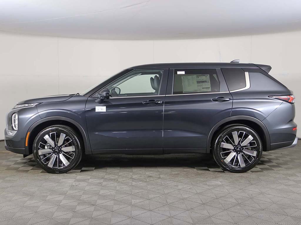 New 2025 Mitsubishi Outlander SE image 13