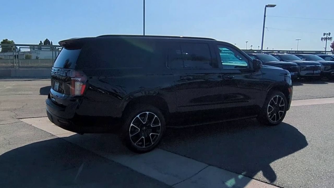 Used 2024 Chevrolet Suburban RST w/ Luxury Package AWD/4WD image 8
